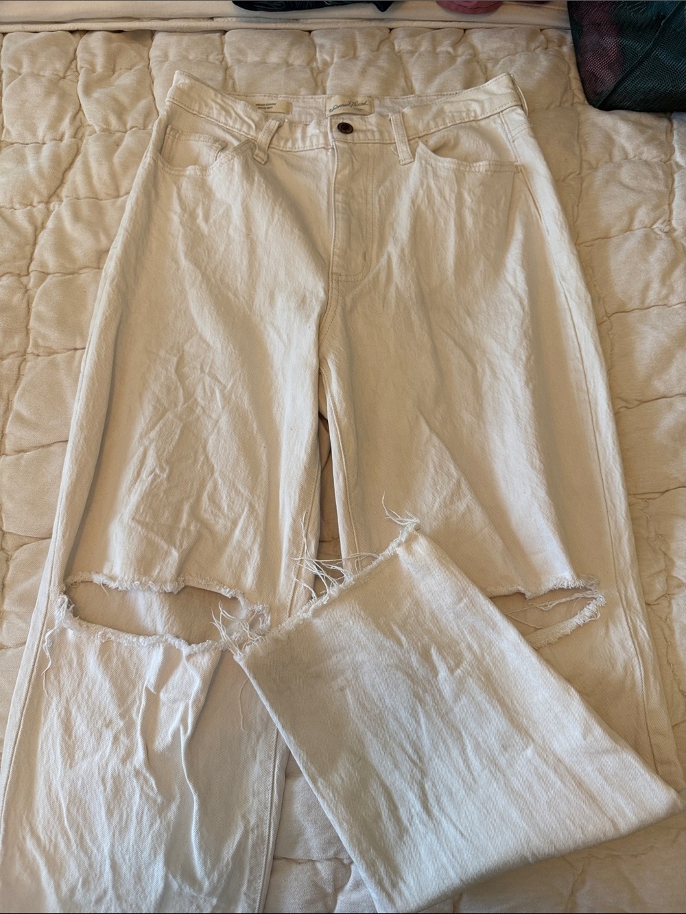 Universal Thread Straight Leg Distressed Jeans in Cream
